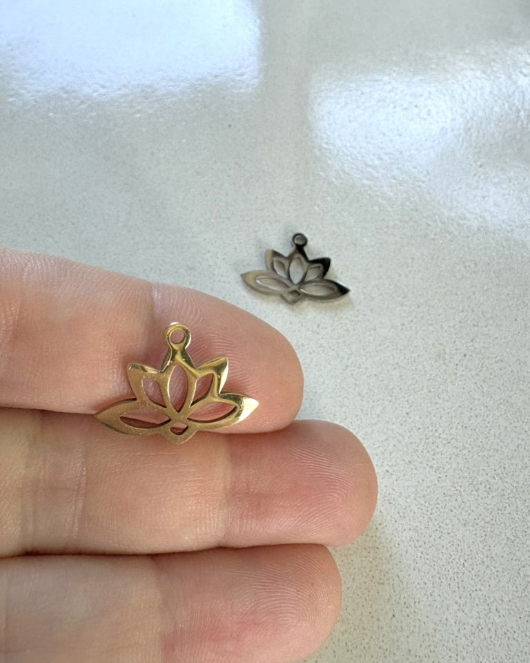 perlesetcreationbijoux - breloques fleur de lotus en acier inoxydable argenté ou doré