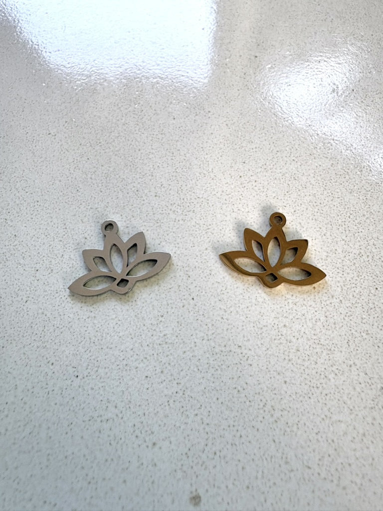 perlesetcreationbijoux - breloques fleur de lotus en acier inoxydable argenté ou doré