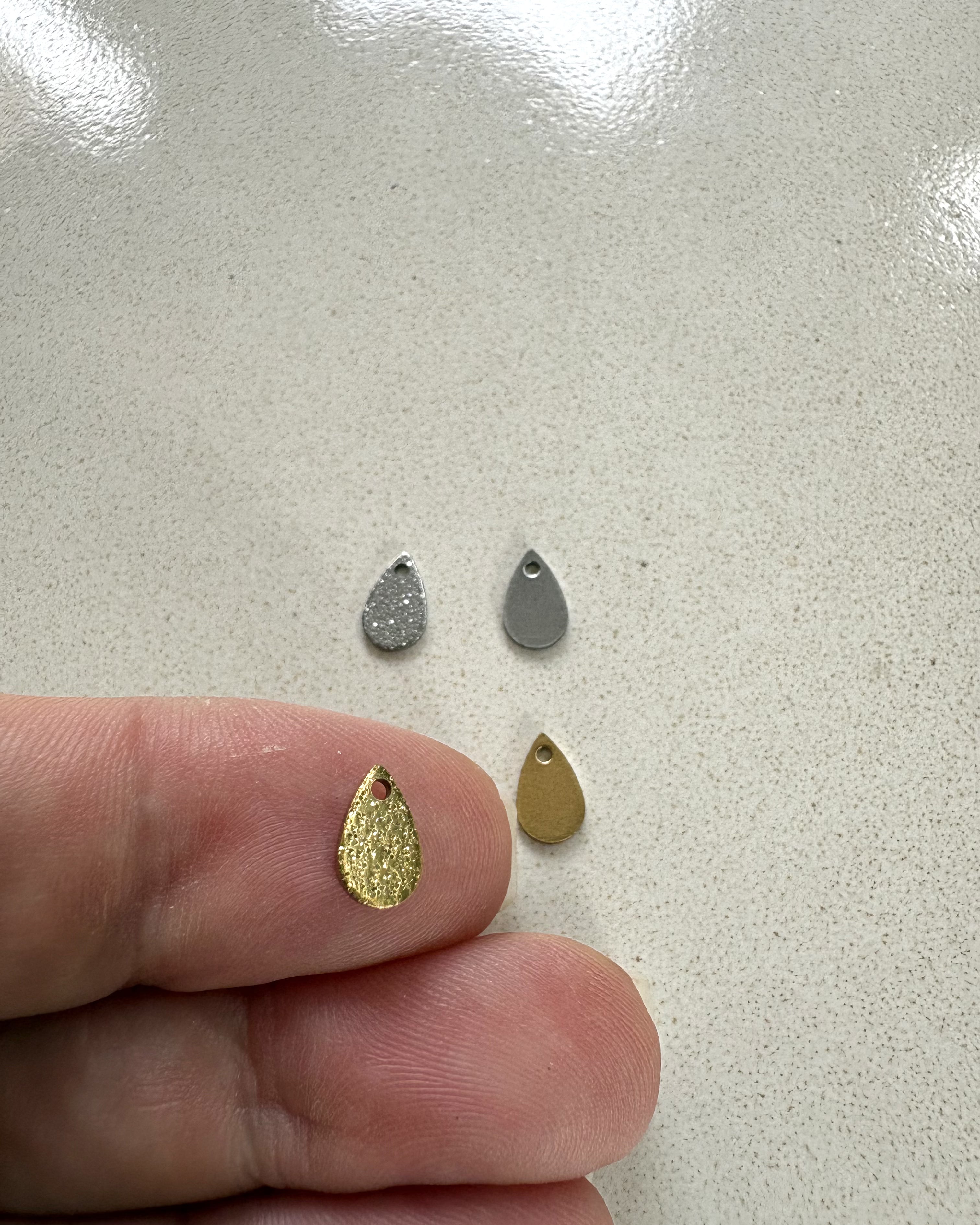 perlesetcreationbijoux - breloques goutte pailletée acier inox 304 8x5 mm doré et argenté