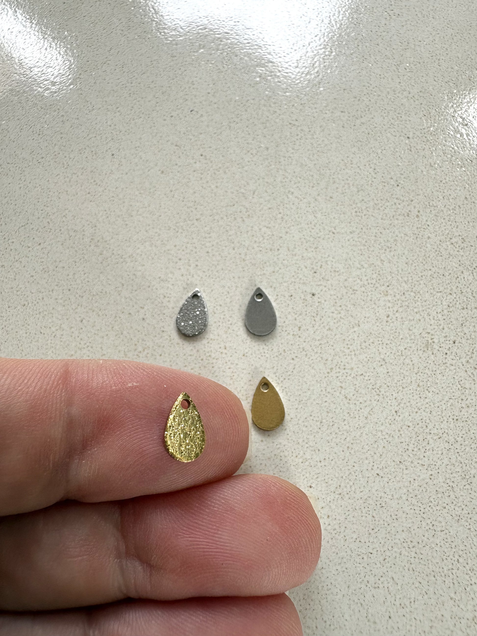 perlesetcreationbijoux - breloques goutte pailletée acier inox 304 8x5 mm doré et argenté