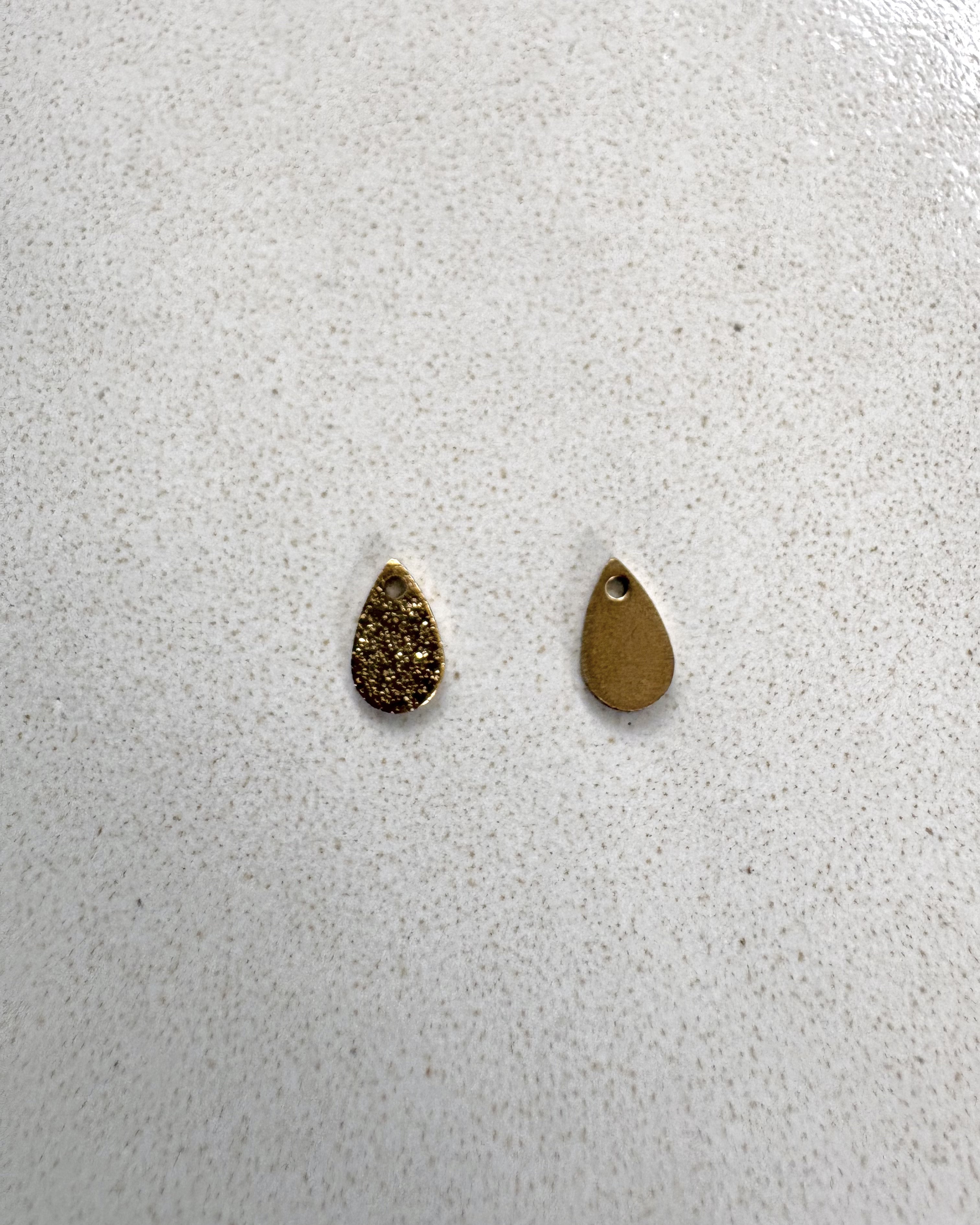 perlesetcreationbijoux - breloque goutte pailletée acier inox 304 8x5 mm doré