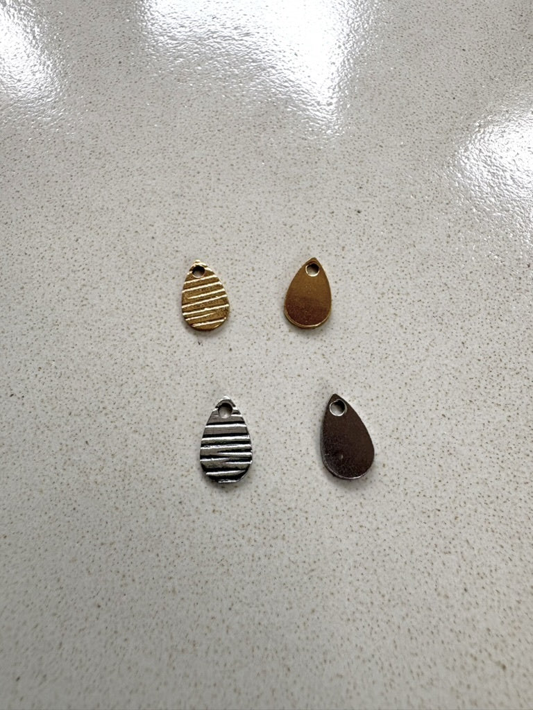 perlesetcreationbijoux - breloques goutte striée 10 mm acier inox doré et argenté