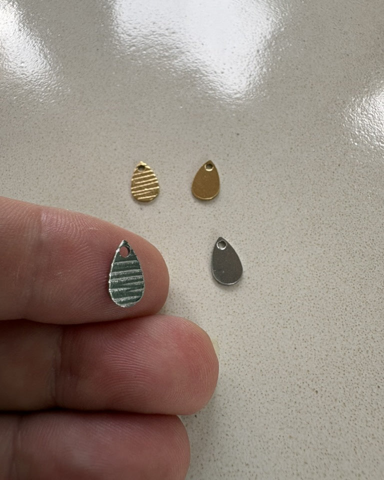 perlesetcreationbijoux - breloques goutte striée 10 mm acier inox doré et argenté