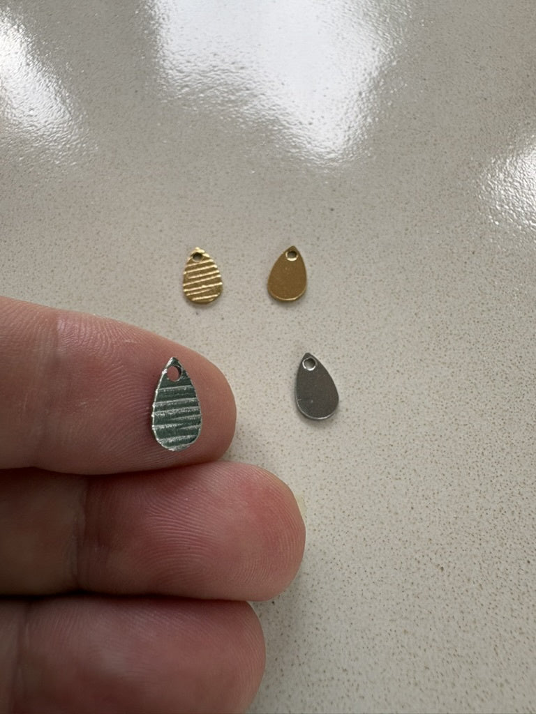 perlesetcreationbijoux - breloques goutte striée 10 mm acier inox doré et argenté