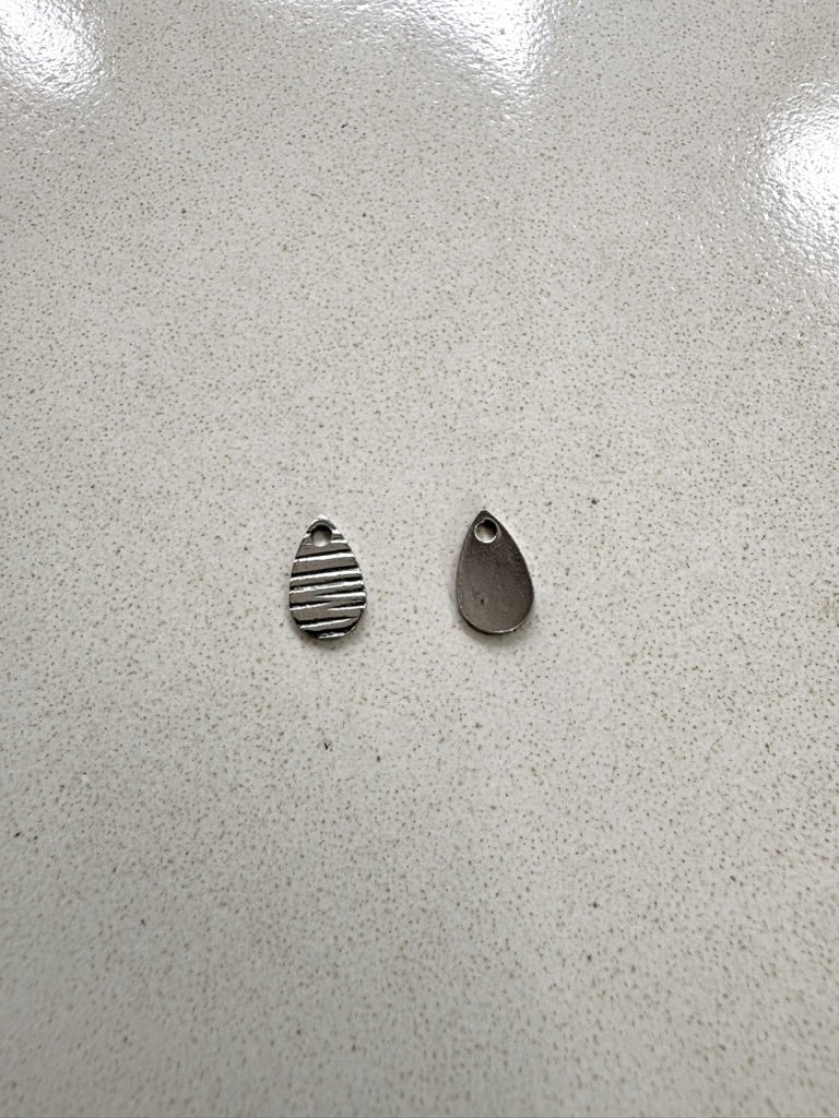 perlesetcreationbijoux - breloque goutte striée 10 mm acier inox argenté