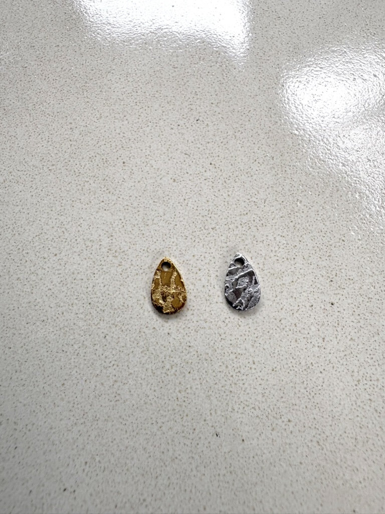 perlesetcreationbijoux - breloques goutte texturée acier inoxydable 10 mm argenté et doré