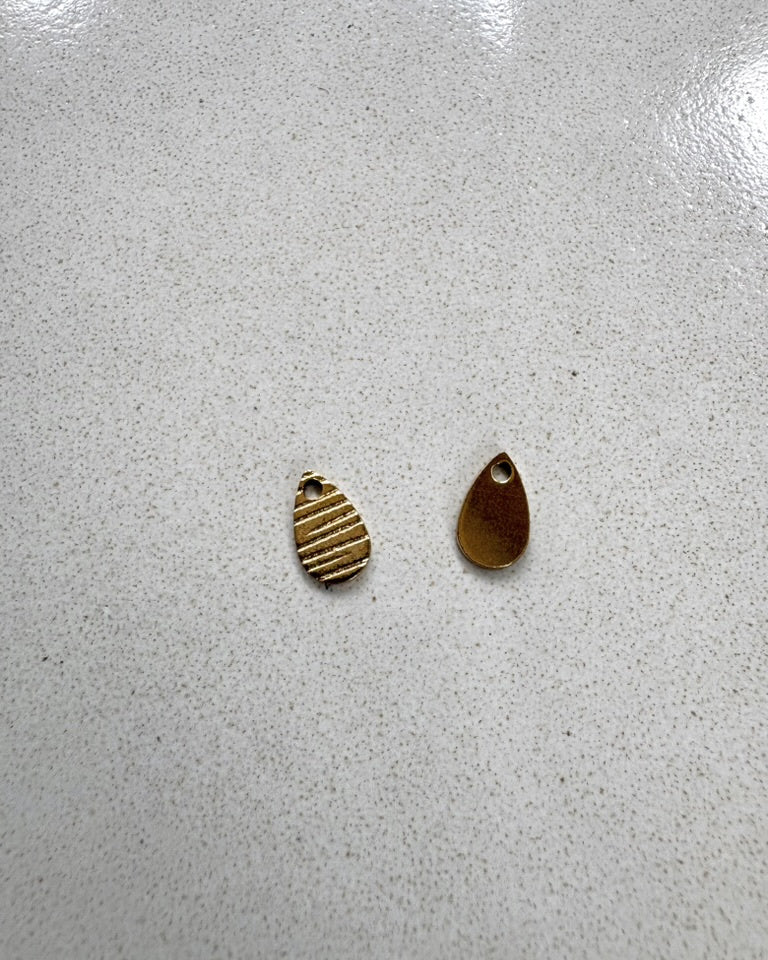perlesetcreationbijoux - breloque goutte striée 10 mm acier inox doré