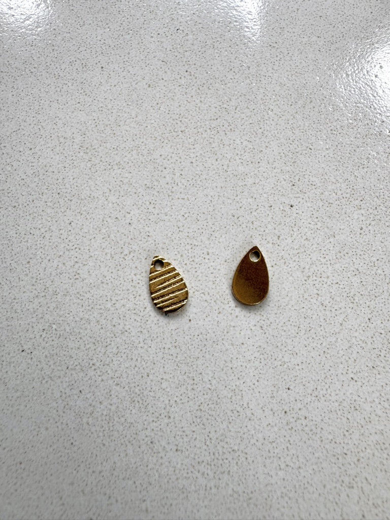 perlesetcreationbijoux - breloque goutte striée 10 mm acier inox doré