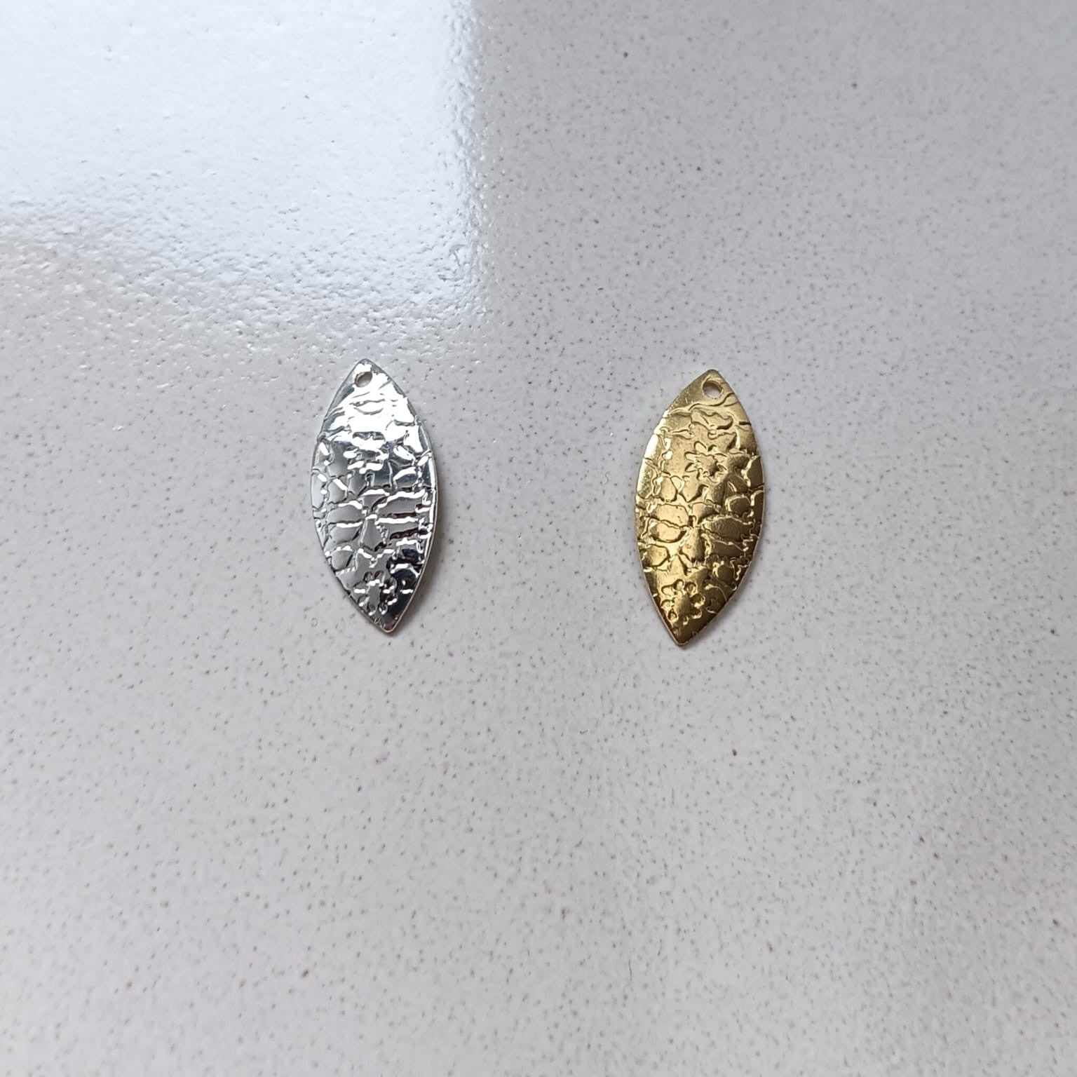 perlesetcreationbijoux - breloques navettes martelées en métal de 19x9 mm dorée et argentée
