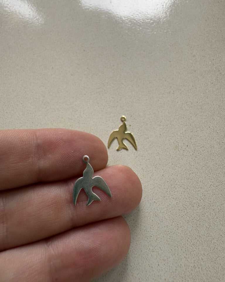 perlesetcreationbijoux - breloques oiseau 14 mm acier inoxydable doré et argenté