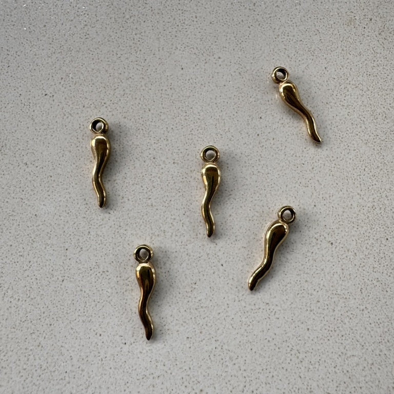 perlesetcreationbijoux - breloques piment en acier inoxydable doré PVD de 17x4 mm