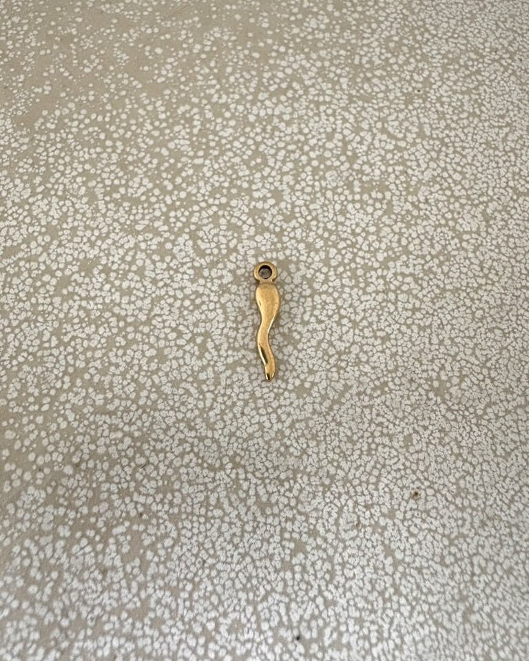 perlesetcreationbijoux - breloque piment en acier inoxydable doré PVD de 17x4 mm