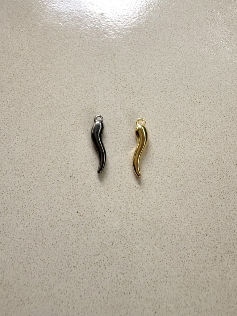 perlesetcreationbijoux - breloques piment en acier inoxydable argenté et doré de 18x4 mm