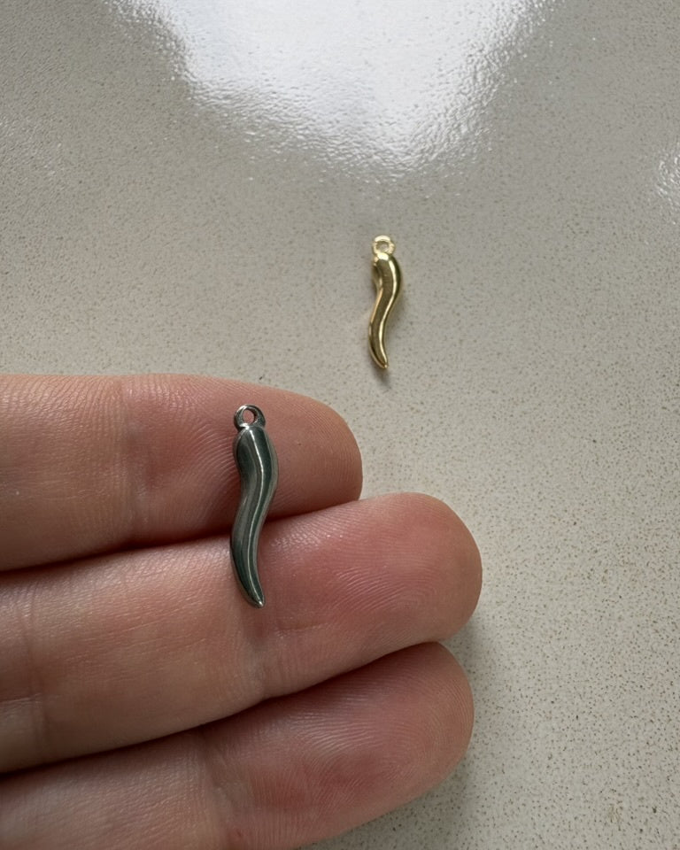 perlesetcreationbijoux - breloques piment en acier inoxydable argenté et doré de 18x4 mm