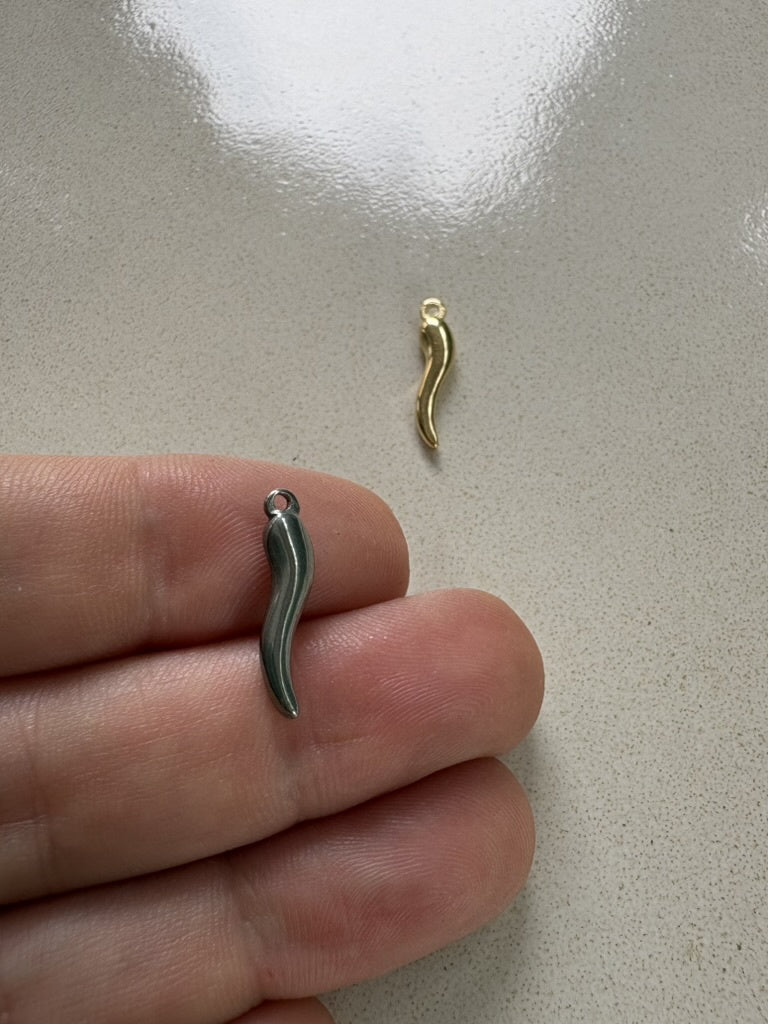 perlesetcreationbijoux - breloques piment en acier inoxydable argenté et doré de 18x4 mm
