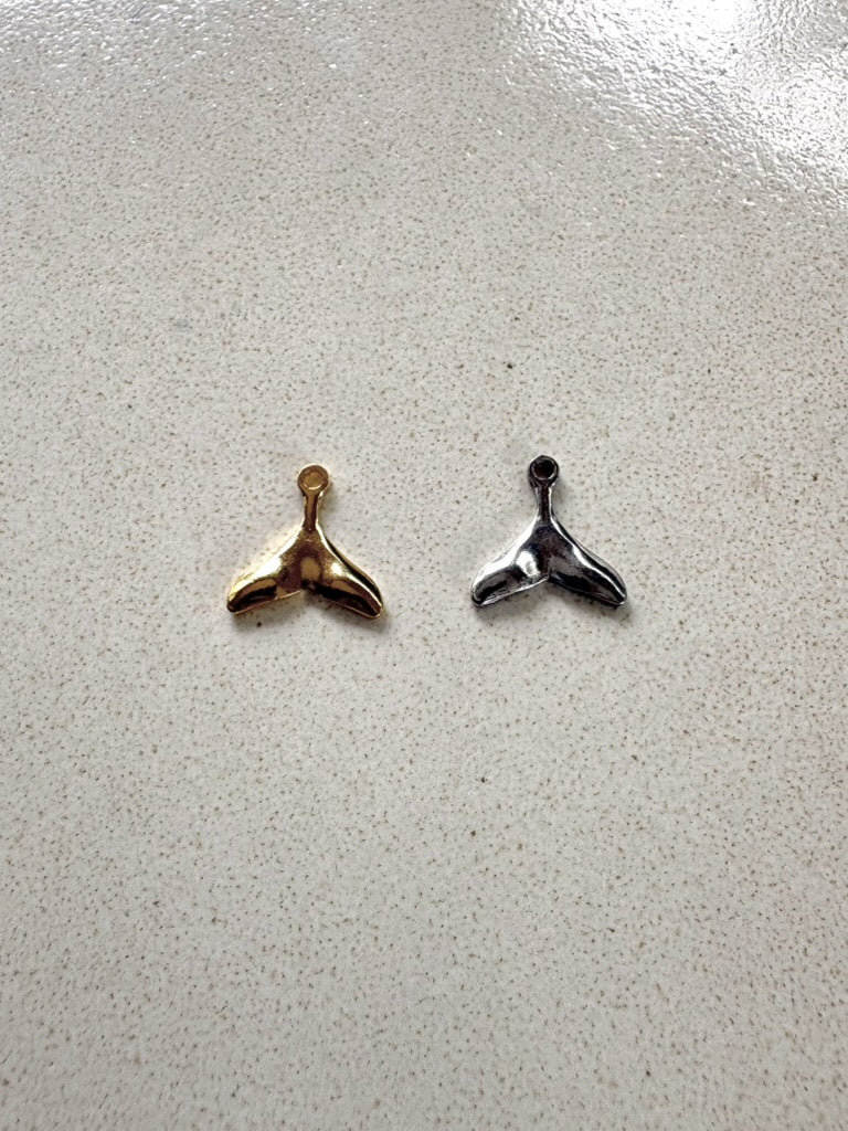 perlesetcreationbijoux - breloques queue de baleine en acier inoxydable argenté et doré 11 mm