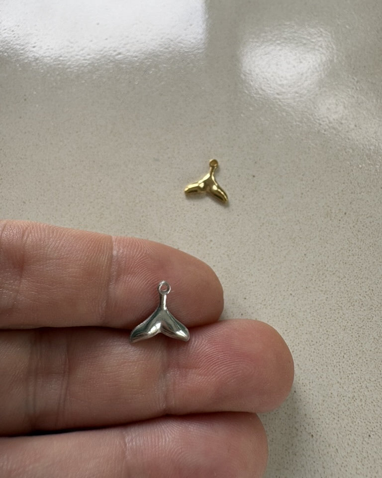 perlesetcreationbijoux - breloques queue de baleine en acier inoxydable argenté et doré 11 mm