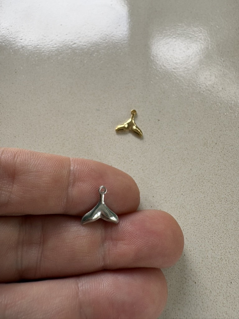 perlesetcreationbijoux - breloques queue de baleine en acier inoxydable argenté et doré 11 mm