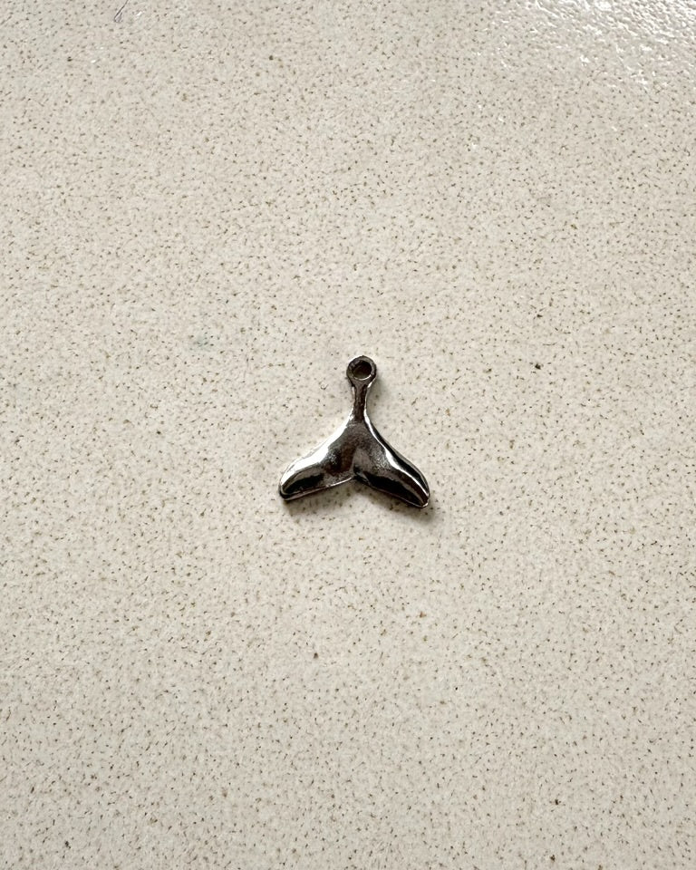 perlesetcreationbijoux - breloque queue de baleine en acier inoxydable argenté 11 mm