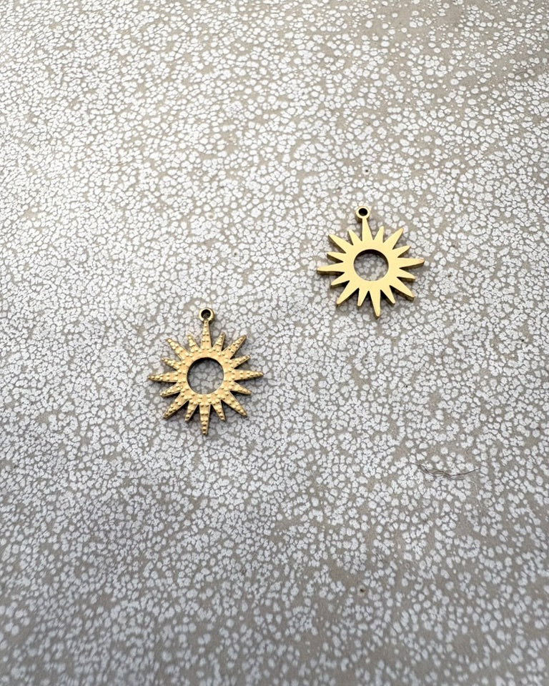 perlesetcreationbijoux - breloque soleil en acier inoxydable 316L doré PVD de 1§x14 mm