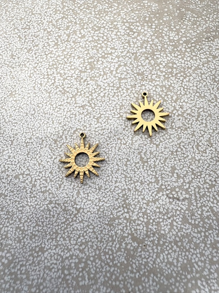 perlesetcreationbijoux - breloque soleil en acier inoxydable 316L doré PVD de 1§x14 mm