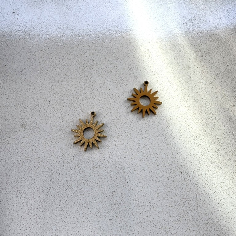 perlesetcreationbijoux - breloque soleil en acier inoxydable 316L doré PVD de 1§x14 mm