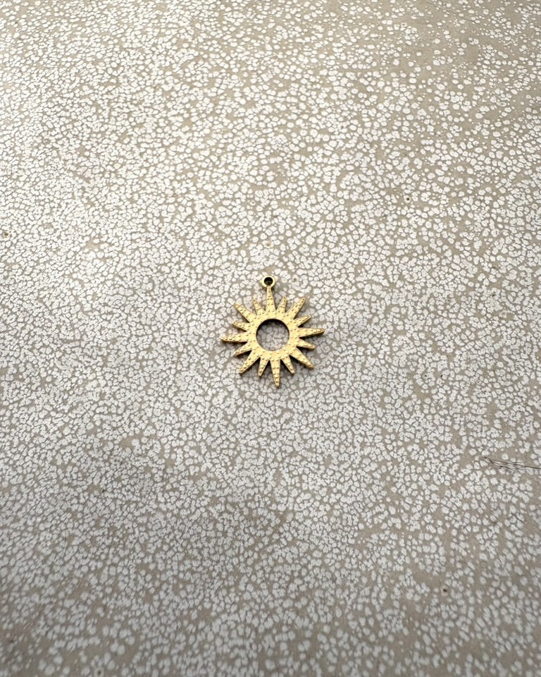 perlesetcreationbijoux - breloque soleil en acier inoxydable 316L doré PVD de 1§x14 mm