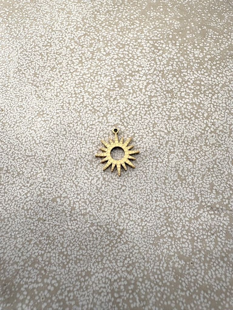 perlesetcreationbijoux - breloque soleil en acier inoxydable 316L doré PVD de 1§x14 mm