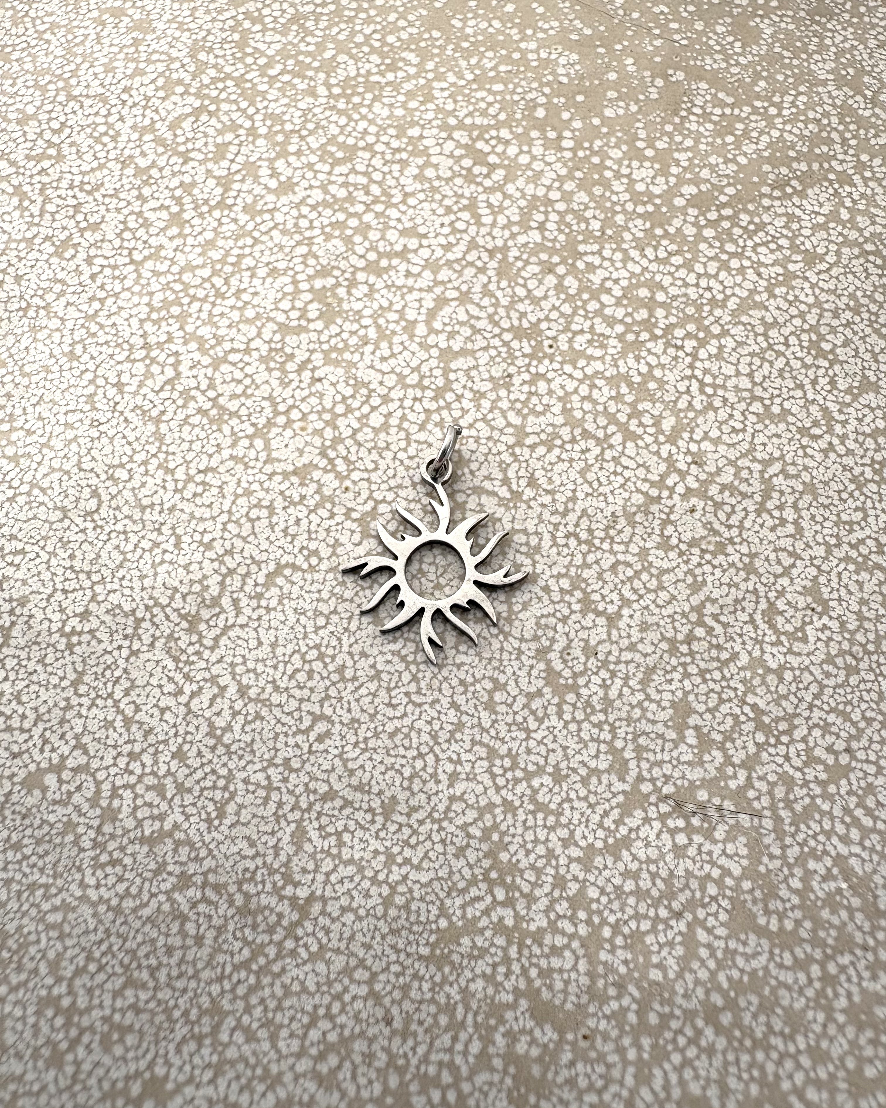 perlesetcreationbijoux - breloque soleil en acier inoxydable argenté de 17x16 mm