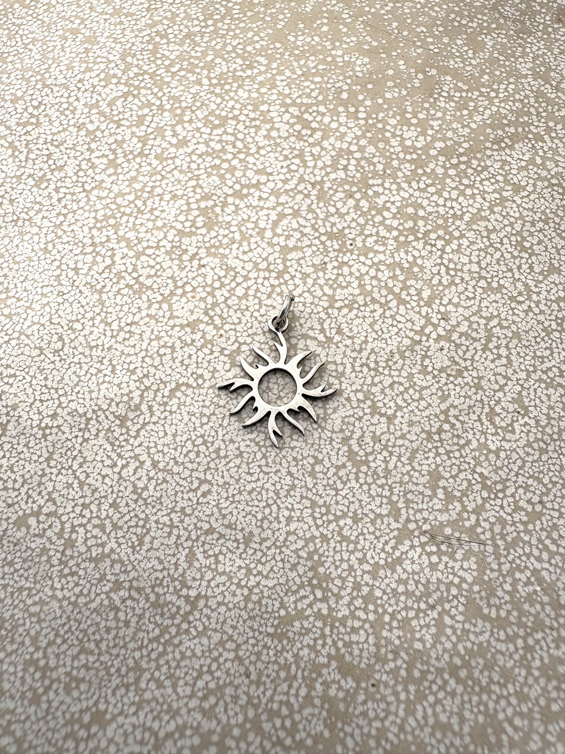perlesetcreationbijoux - breloque soleil en acier inoxydable argenté de 17x16 mm