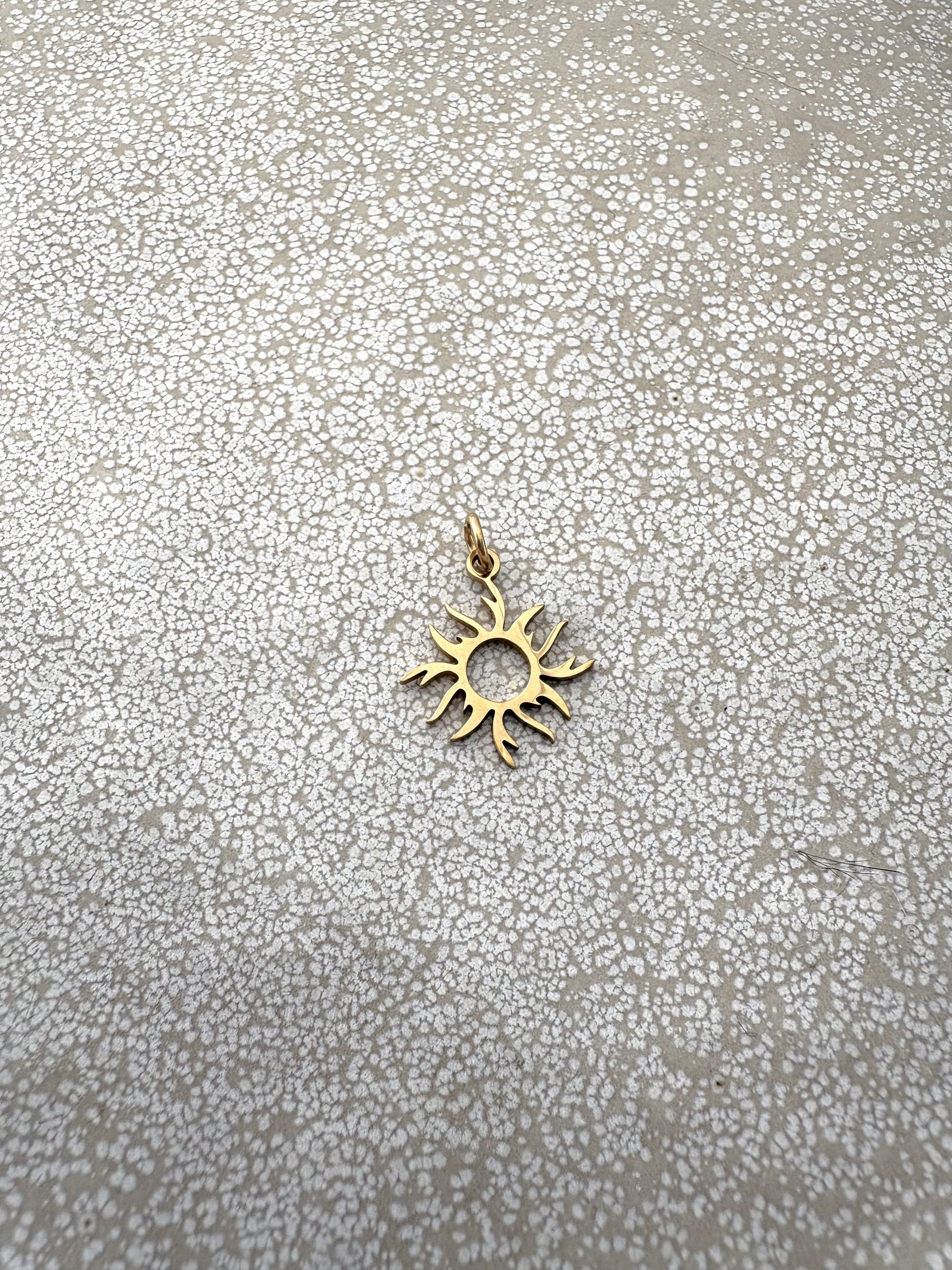 perlesetcreationbijoux - breloque soleil en acier inoxydable doré de 17x16 mm