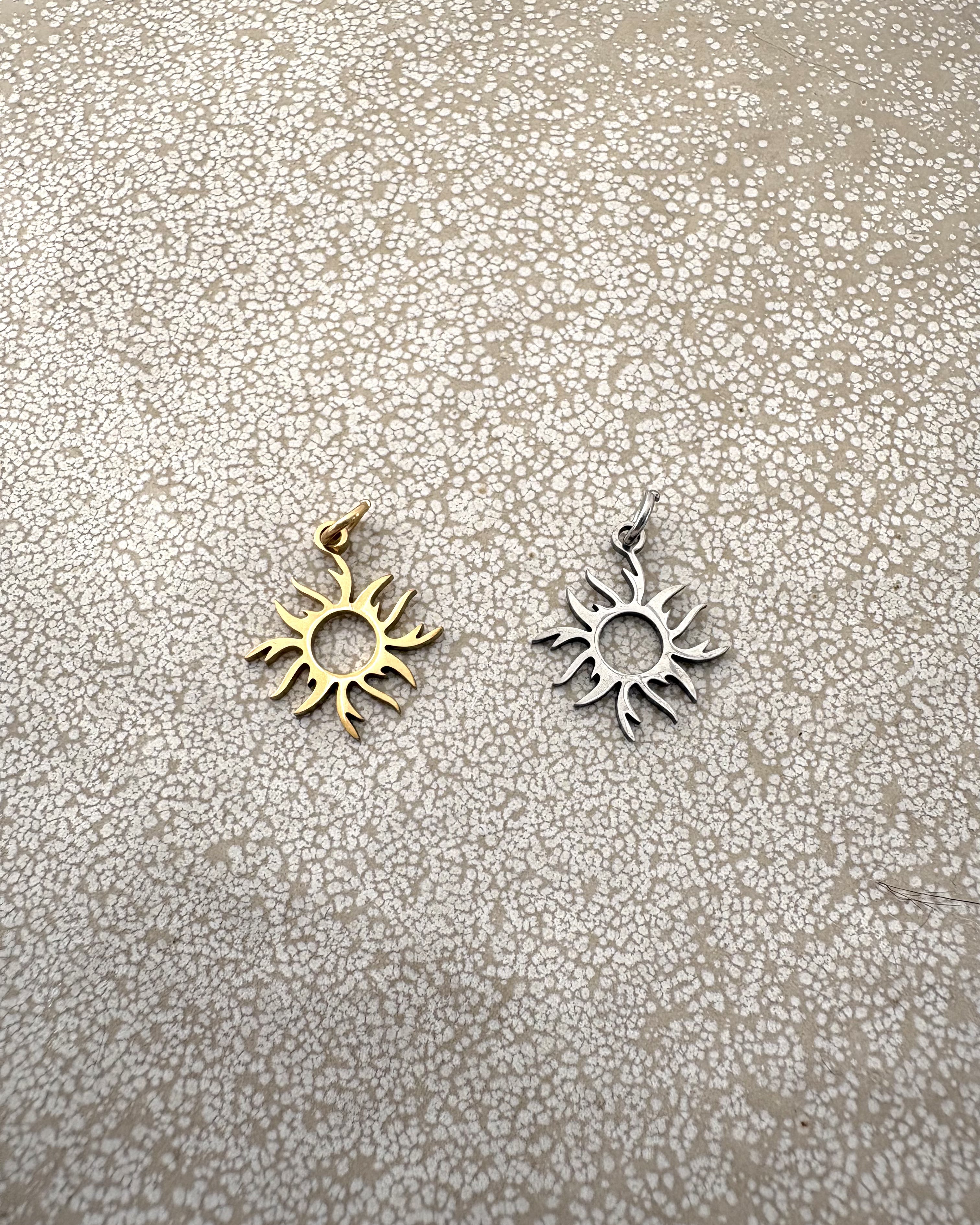 perlesetcreationbijoux - breloques soleil en acier inoxydable doré et argenté de 17x16 mm