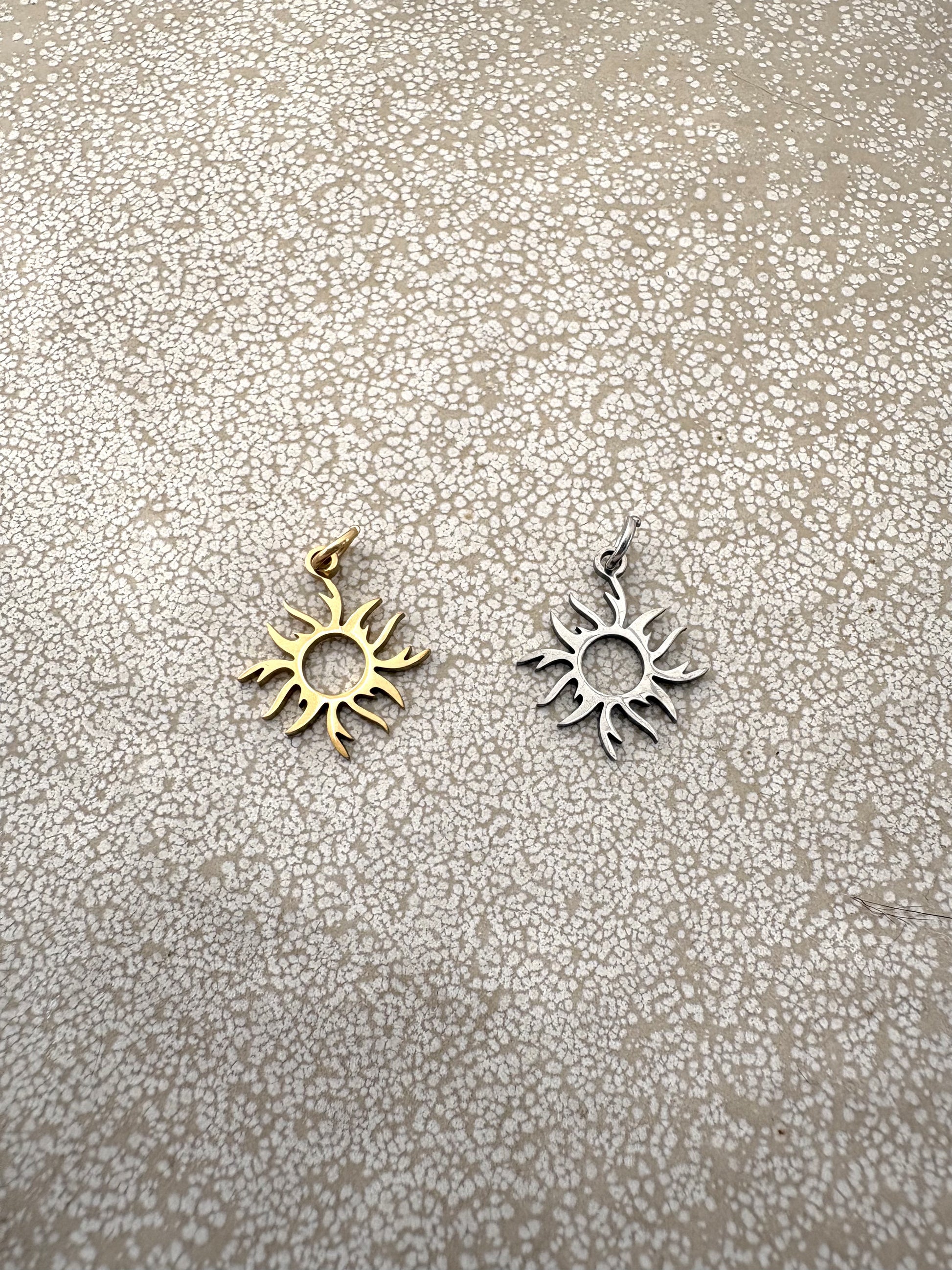 perlesetcreationbijoux - breloques soleil en acier inoxydable doré et argenté de 17x16 mm