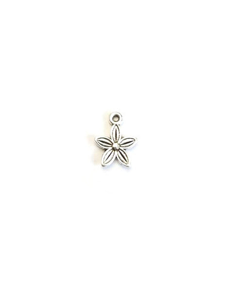 Breloque fleur argentée en métal - 13x10 mm