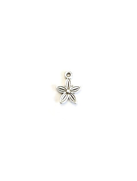 Breloque fleur argentée en métal - 13x10 mm