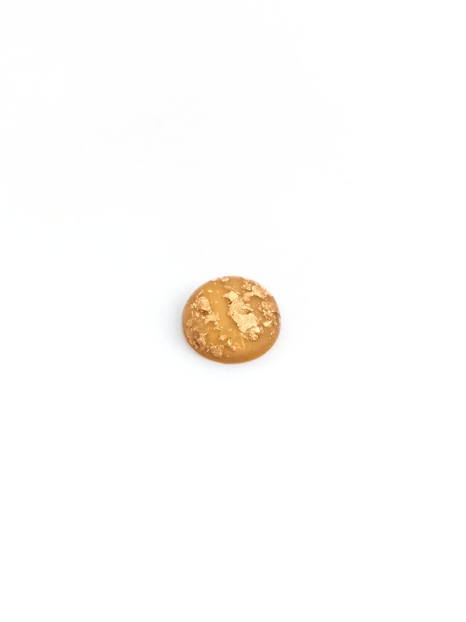 perlesetcreationbijoux-cabochon-rond-resine-feuille-dor-jaune