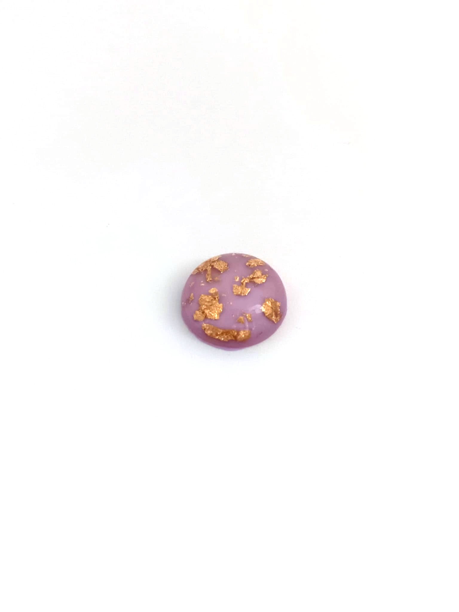 perlesetcreationbijoux-cabochon-rond-resine-feuille-dor-violine