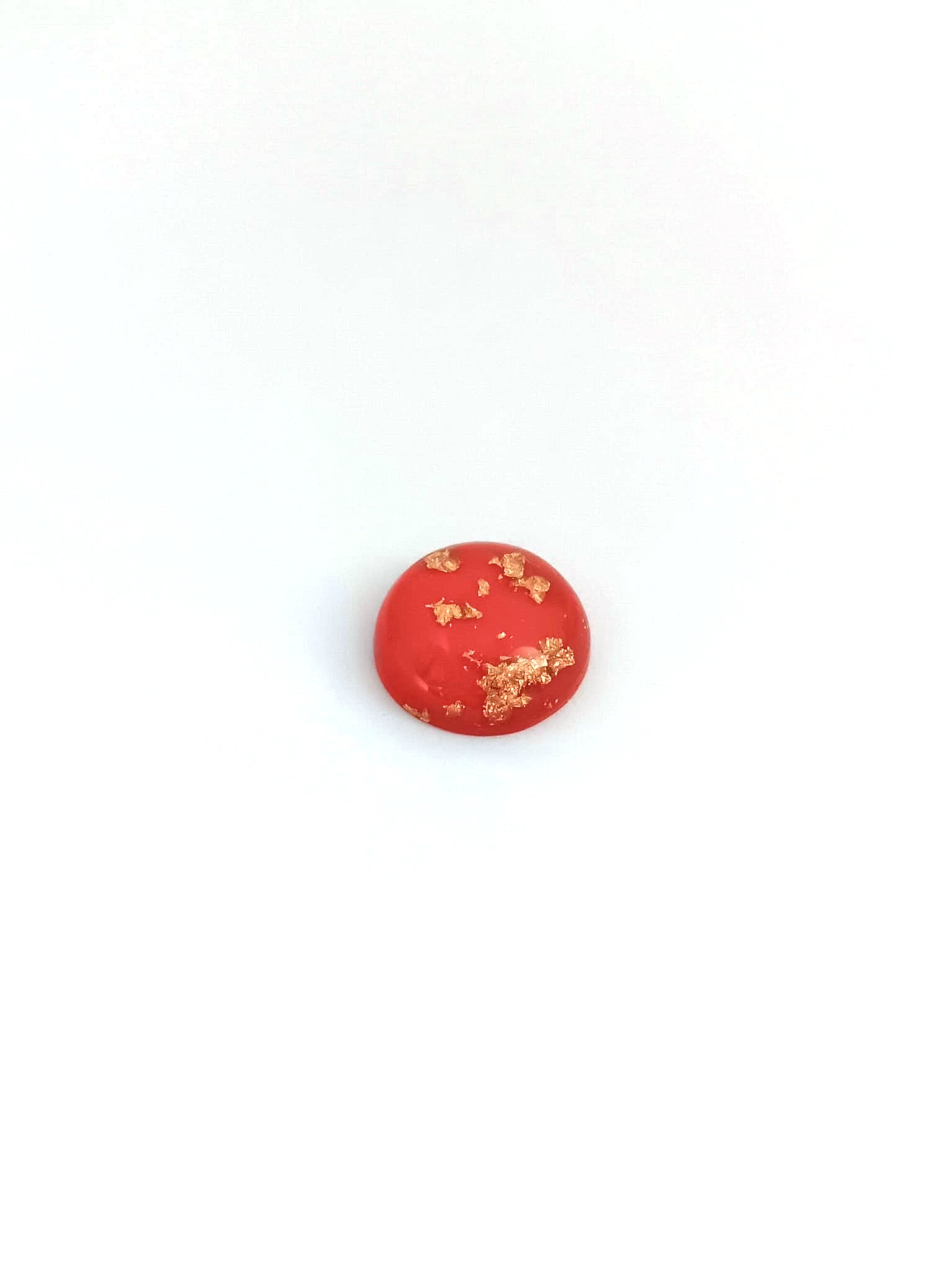 perlesetcreationbijoux-cabochon-rond-resine-feuille-dor-rouge