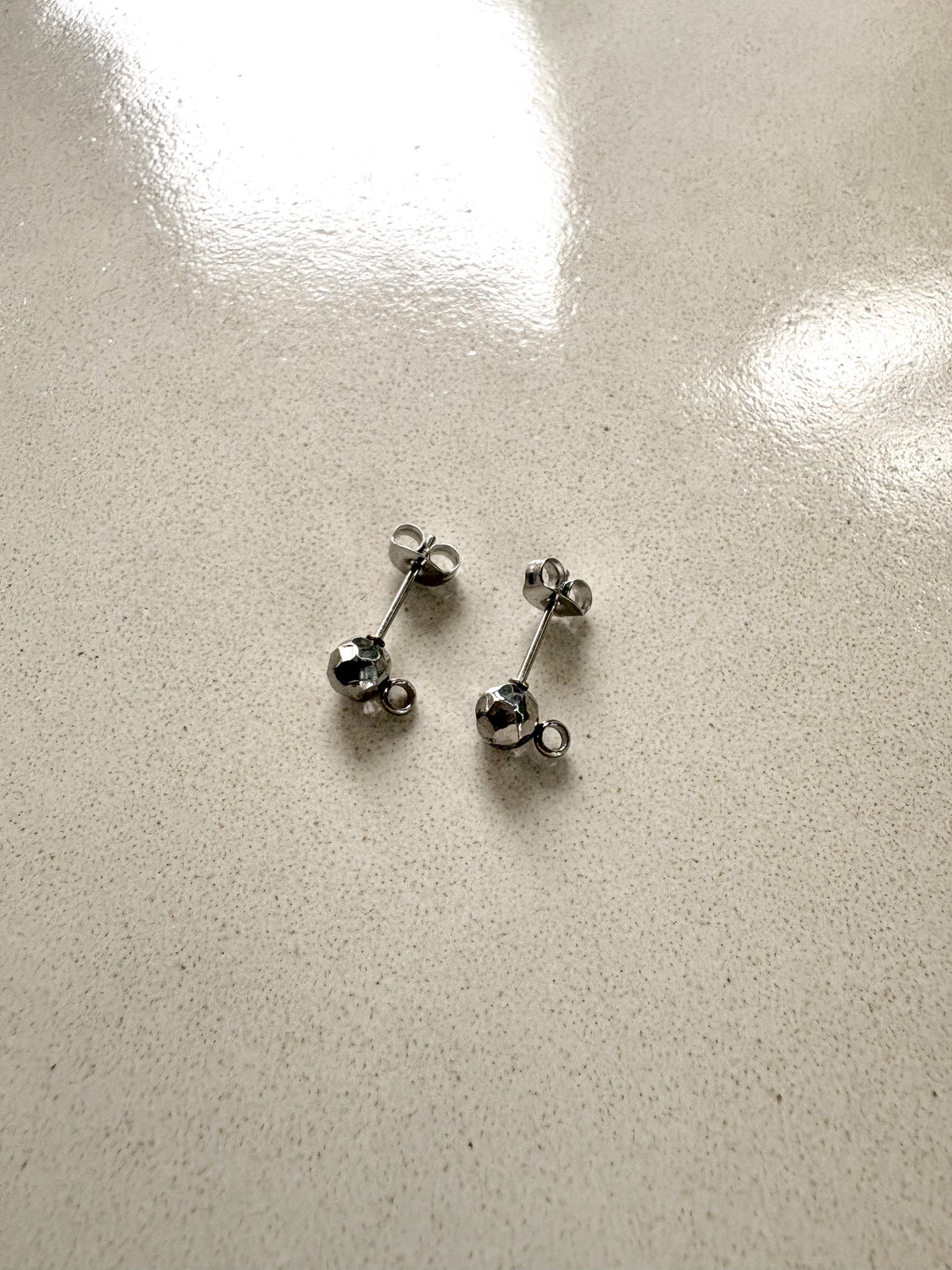 perlesetcreationbijoux - clous d'oreilles boule effet texturé acier inox argenté