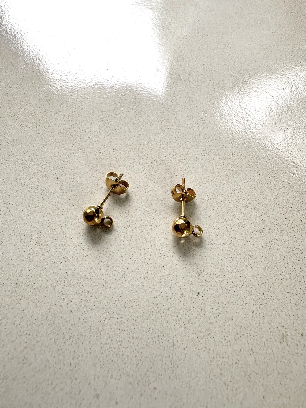 perlesetcreationbijoux - clous d'oreilles boule effet texturé acier inox doré
