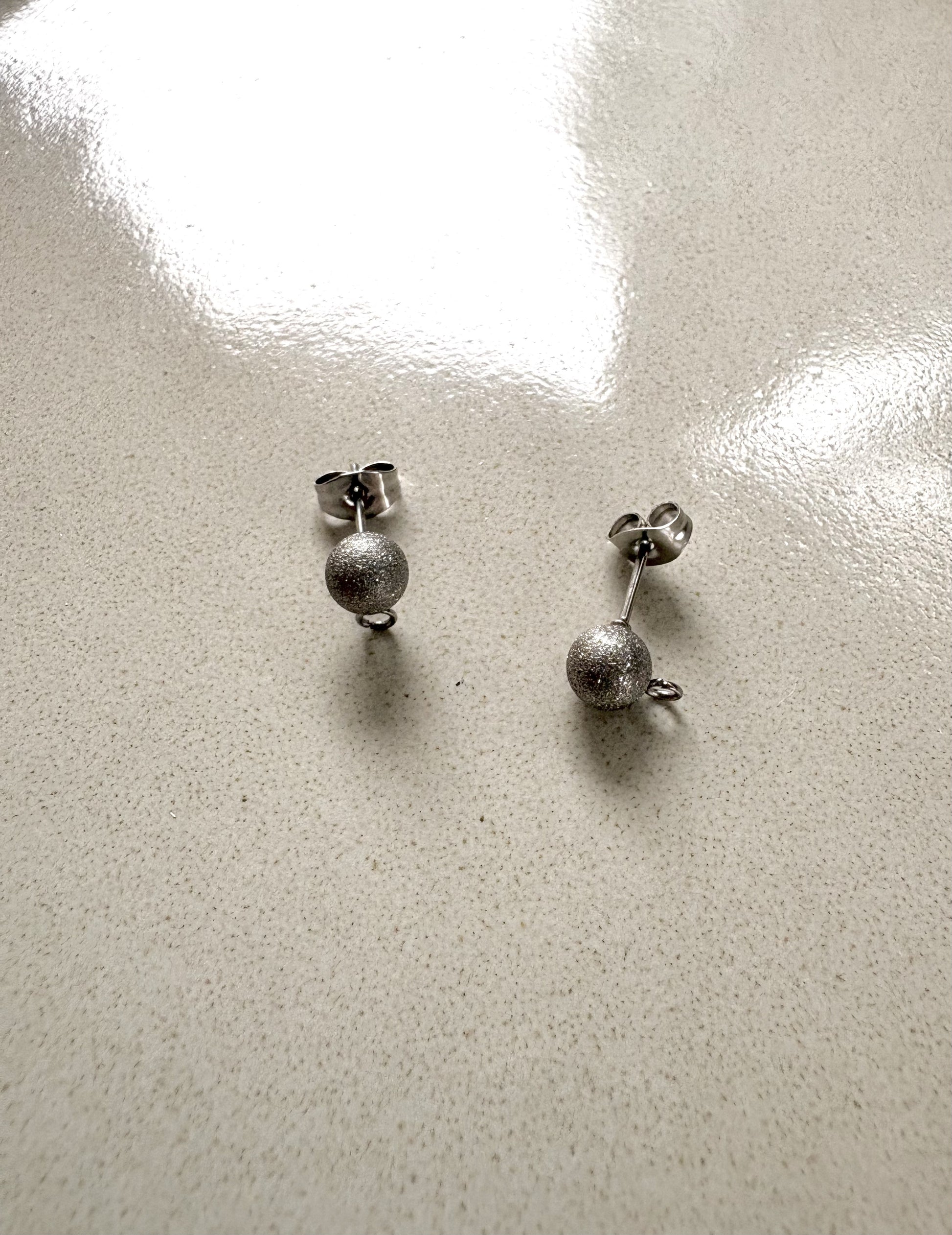 perlesetcreationbijoux - clous d'oreilles boule effet pailleté acier inox argenté 6 mm