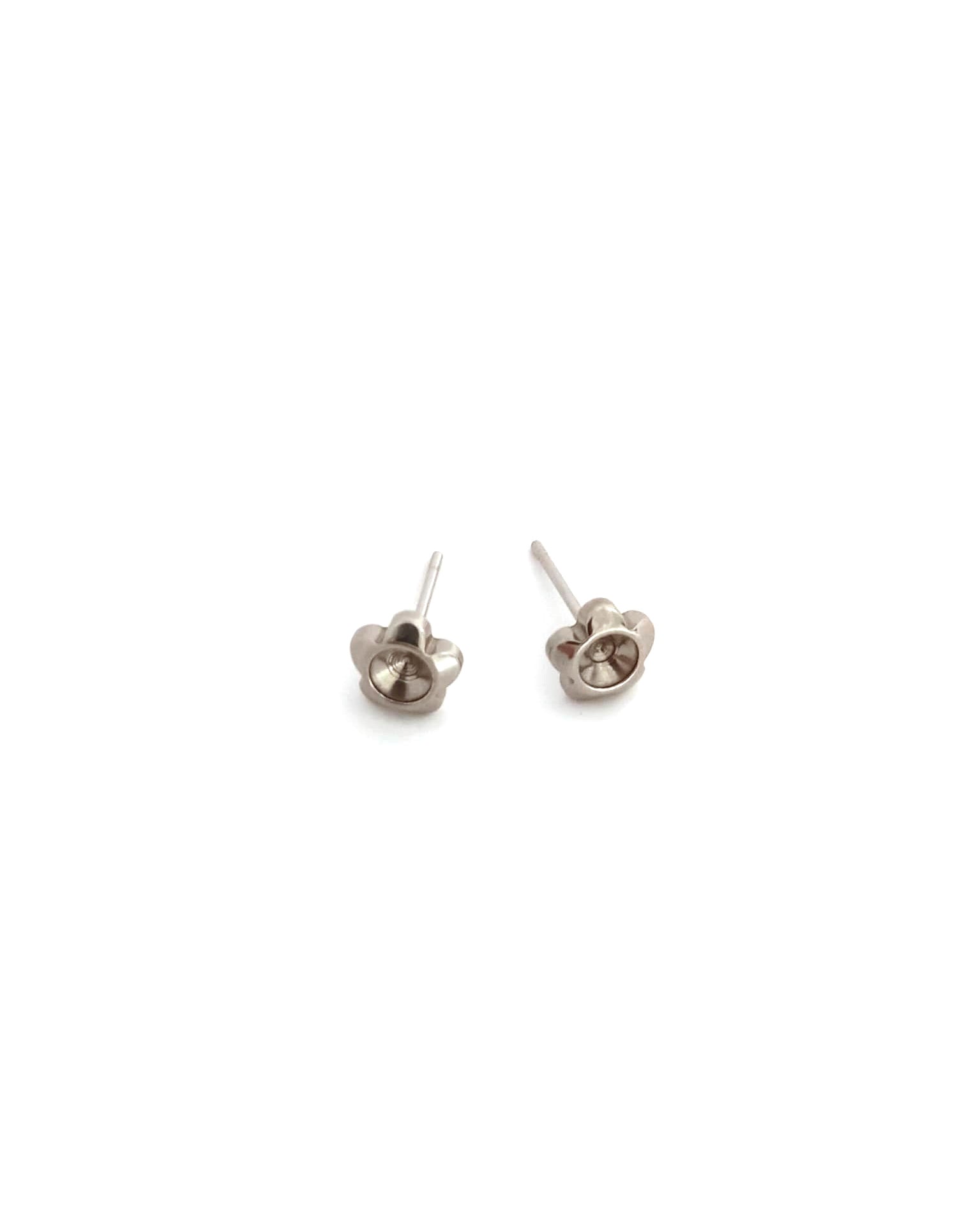 perlesetcreationijoux-clous-doreilles-fleur-support-strass-4mm-acier-inoxydable-argente