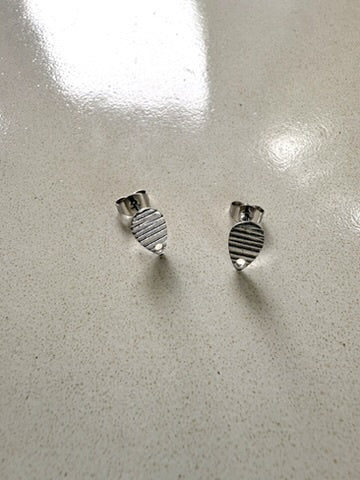 perlesetcreationbijoux - clous d'oreilles goutte effet texturé acier inox argenté