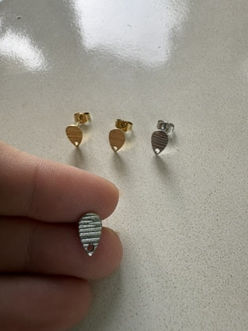 perlesetcreationbijoux - clous d'oreilles goutte effet texturé acier inox argenté et doré