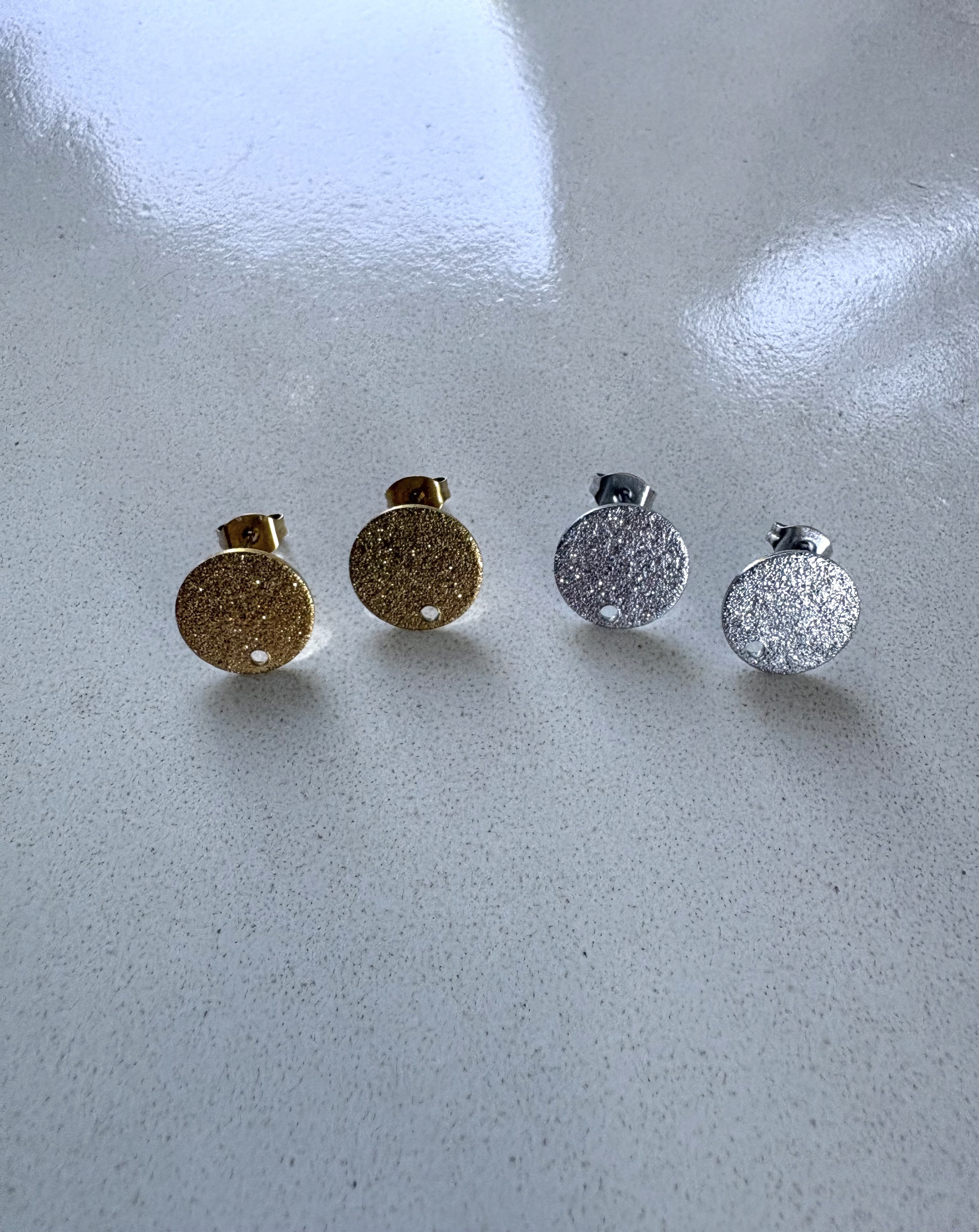 perlesetcreationbijoux - clous d'oreilles rond effet pailleté acier inox argenté et doré 12 mm
