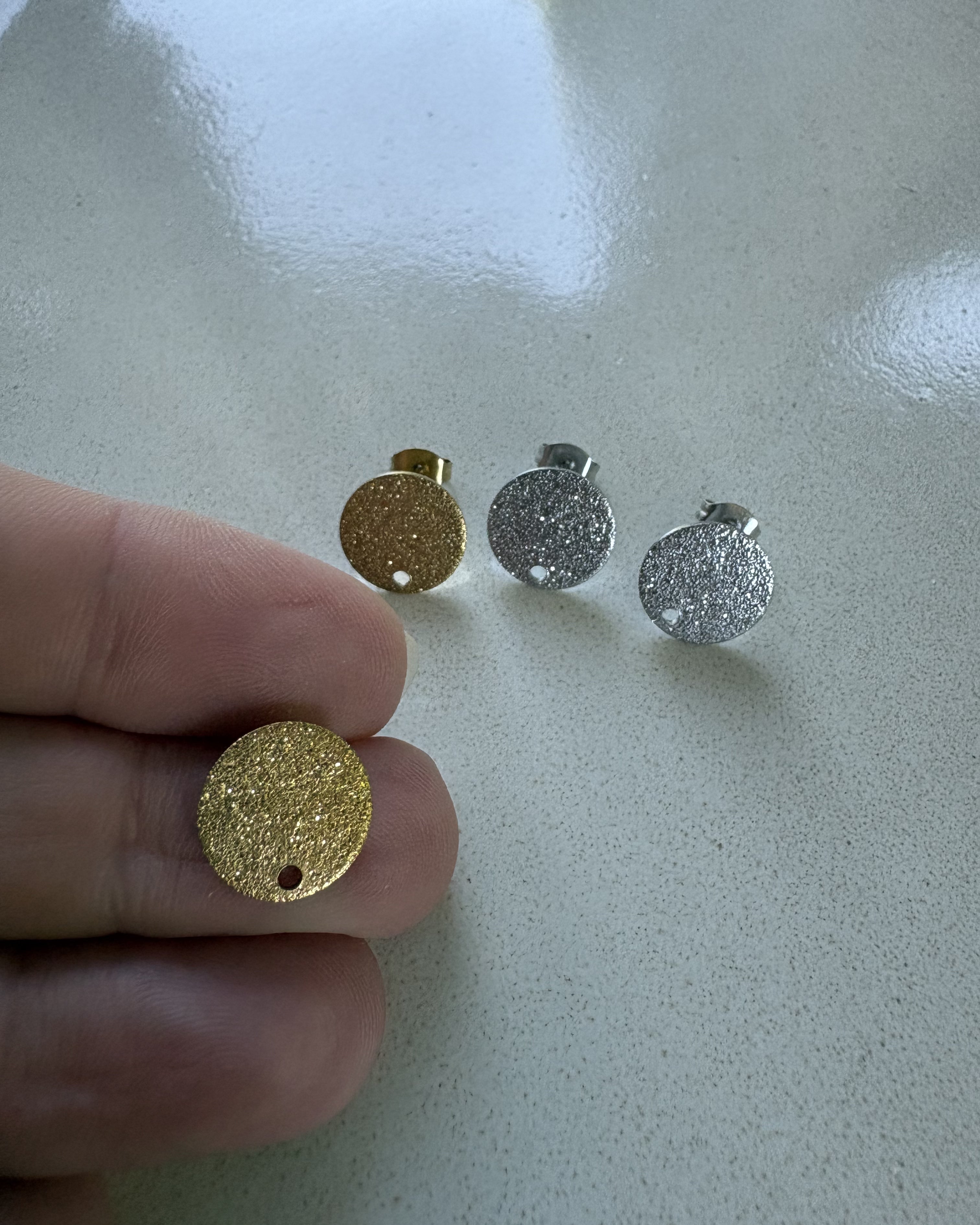 perlesetcreationbijoux - clous d'oreilles rond effet pailleté acier inox argenté et doré 12 mm