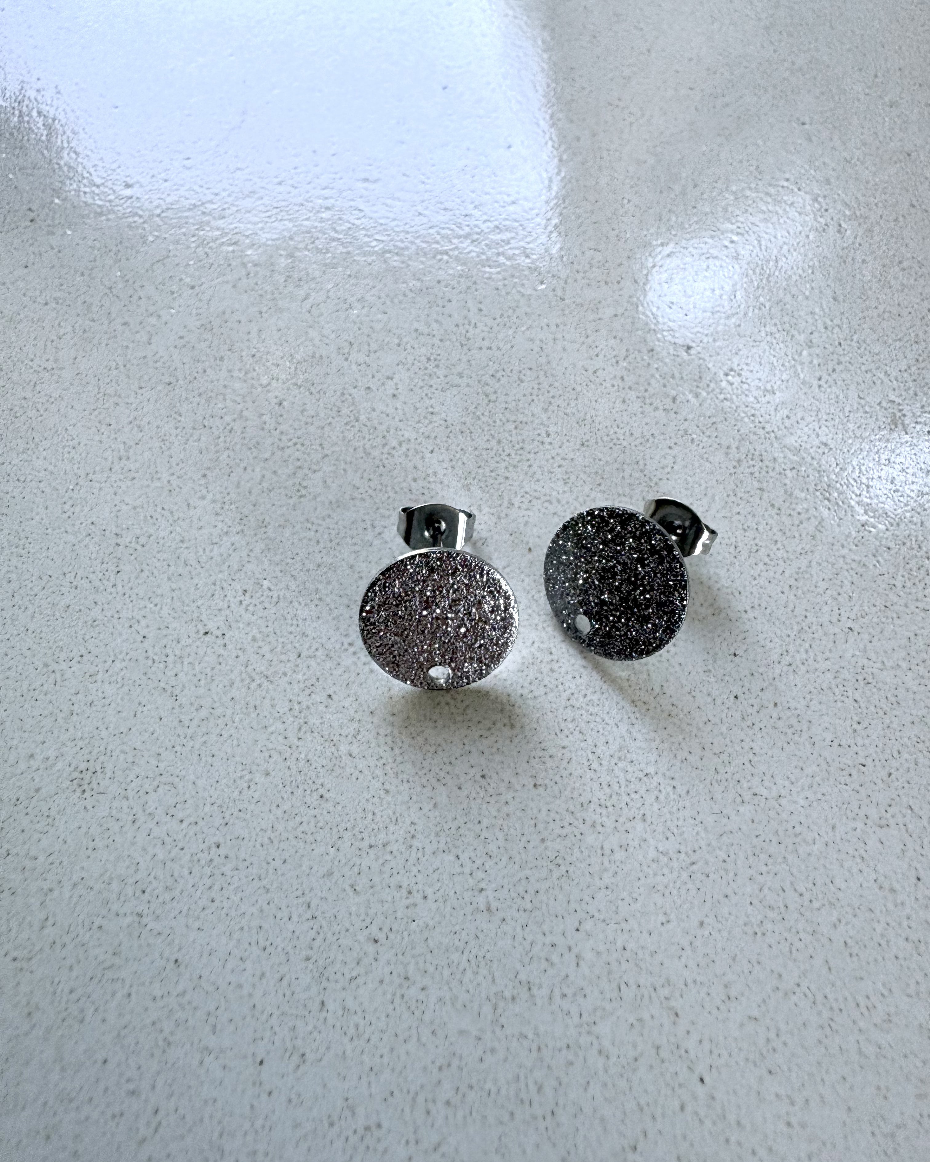 perlesetcreationbijoux - clous d'oreilles rond effet pailleté acier inox argenté 12 mm