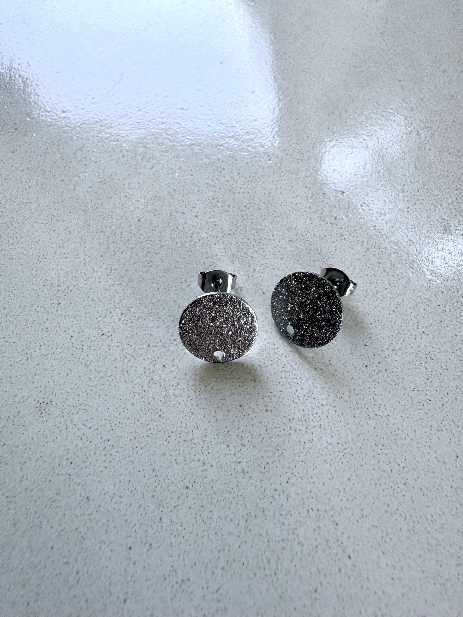 perlesetcreationbijoux - clous d'oreilles rond effet pailleté acier inox argenté 12 mm