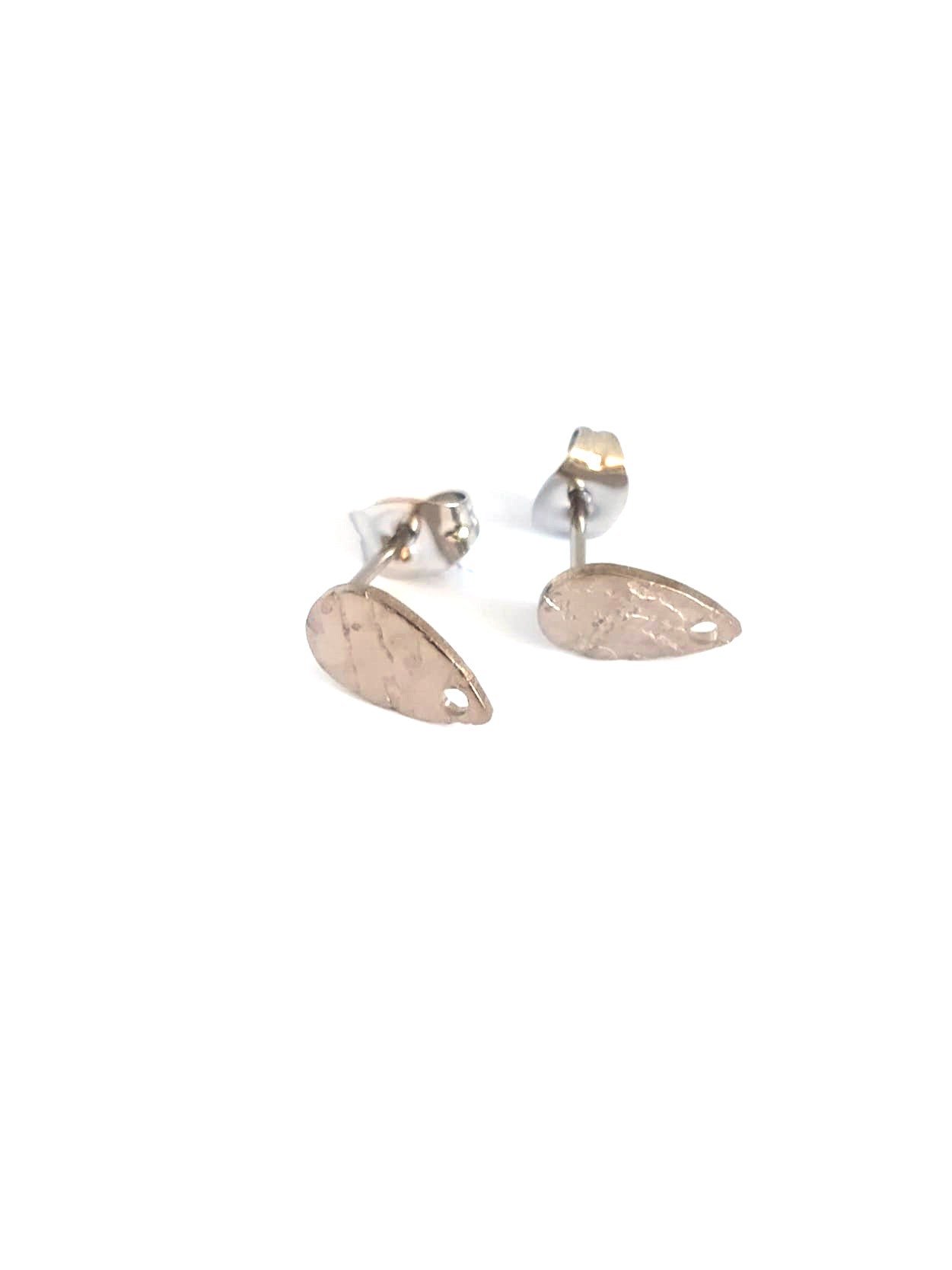 perlesetcreationbijoux-clous-doreilles-goutte-texture-acier-inoxydable-10x6mm-argente