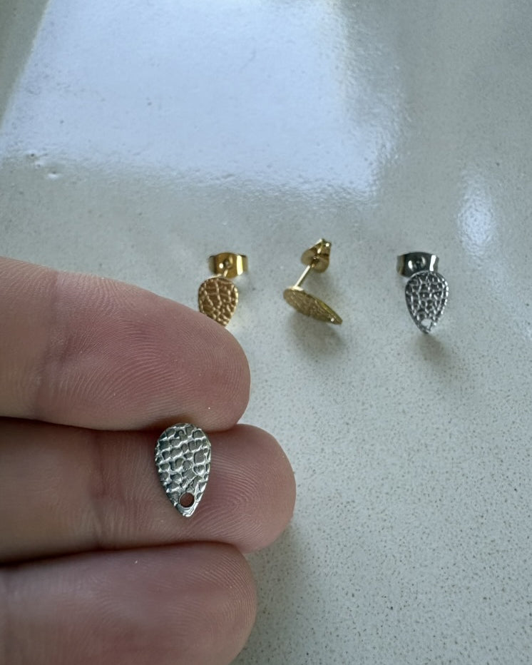 perlesetcreationbijoux - clous d'oreilles goutte effet texturé acier inox argenté et doré